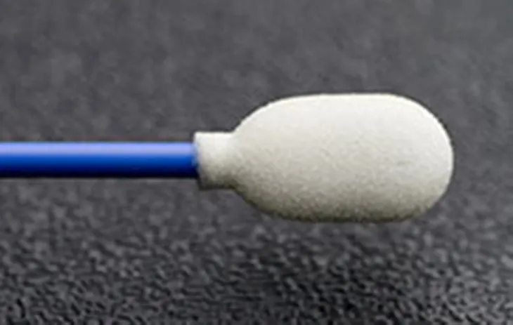 Cotonetes com ponta de espuma azul