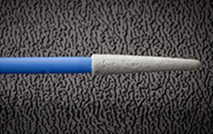 Cotonetes com ponta de espuma de ponta azul